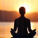 Persona in posizione di meditazione