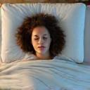 Persona che dorme serenamente in un letto soffice