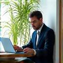 Professionista 35-45 che gestisce lo stress lavorativo