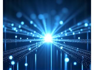 Persona che lavora concentrata al computer, con icone fluttuanti che rappresentano idee e produttività.