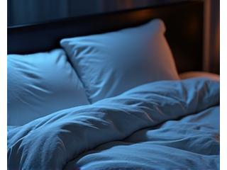 Persona che dorme profondamente in una stanza buia e confortevole, con luce lunare che illumina la finestra.